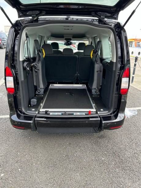 Ford Grand Tourneo Connect wheelchair taxi