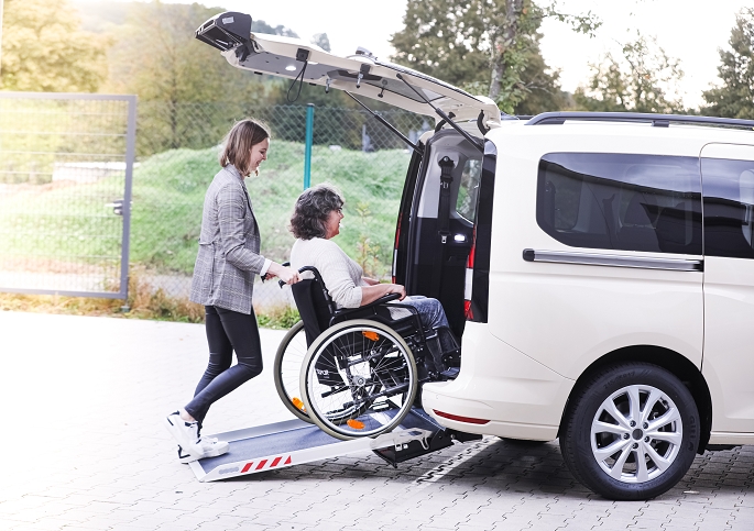 Coche accesible con rampa elevadora para silla de ruedas para