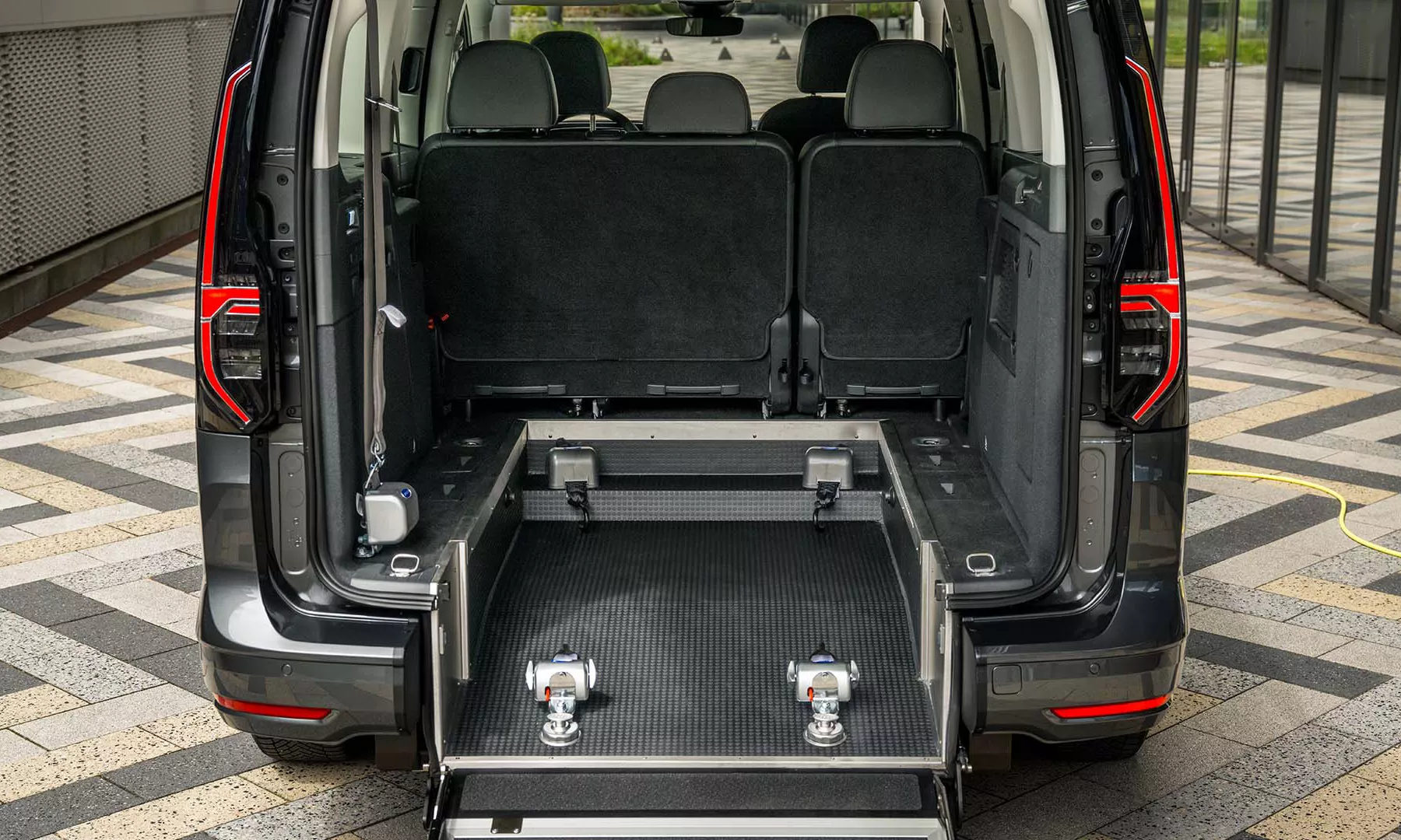 Kit de adaptación con suelo rebajado para usuarios de silla de ruedas – Volkswagen Caddy Maxi eHybrid