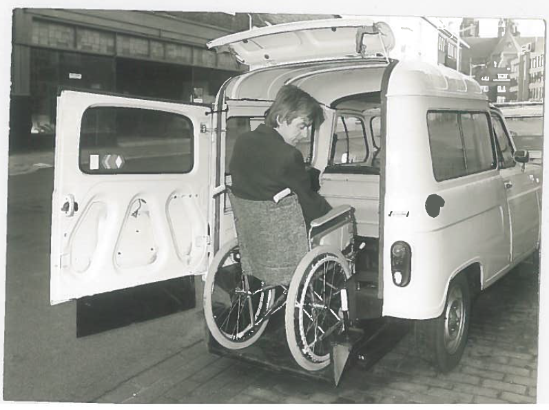 Ad Smulders, fondateur de B-Style, avec le premier véhicule pour fauteuil roulant (1973)