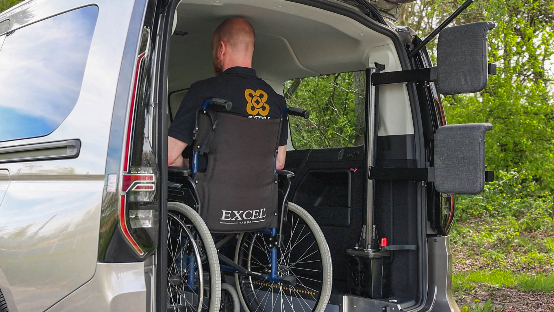 B-safe head support and backrest 