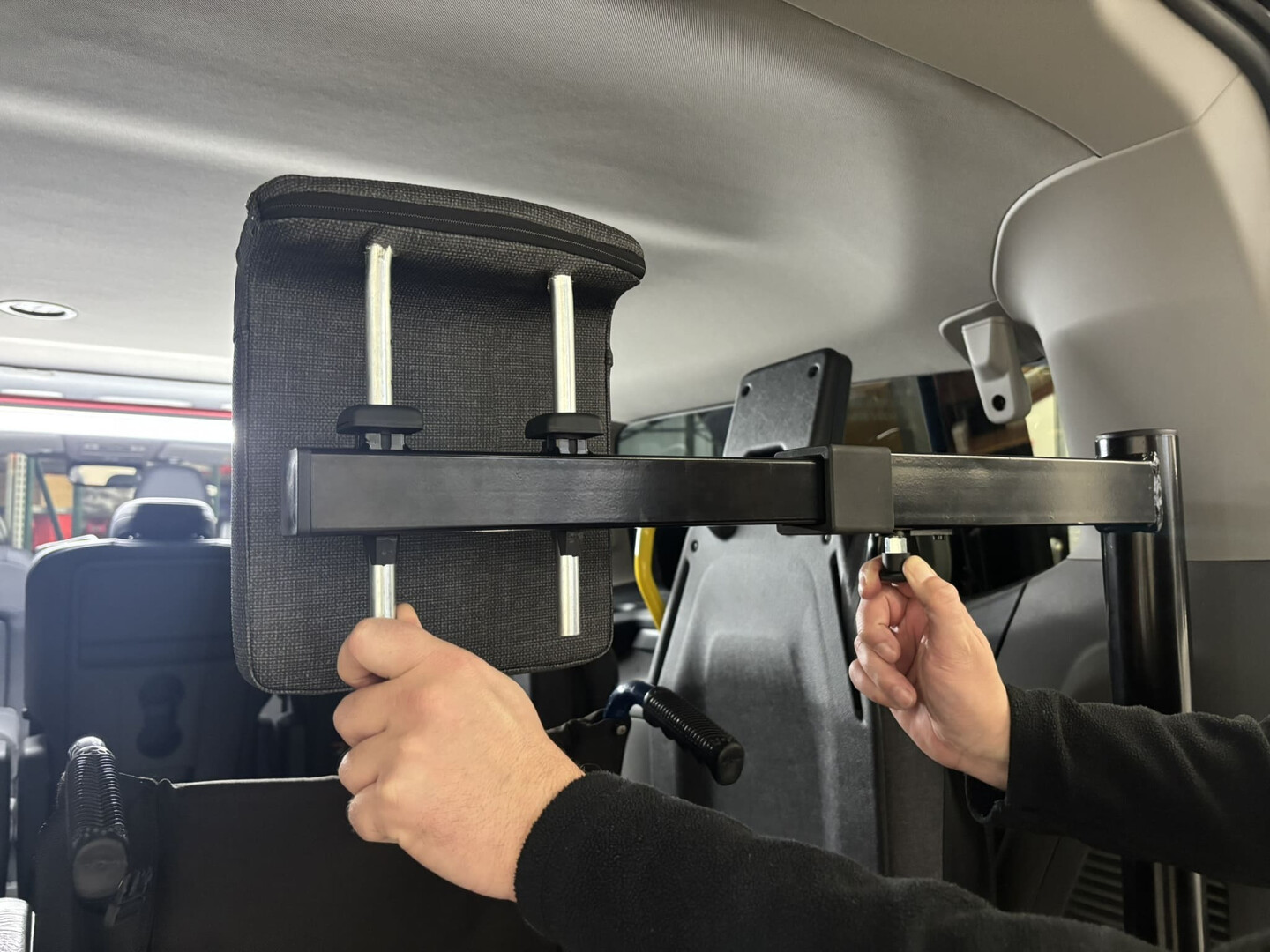 The head support and backrest are adjustable independently